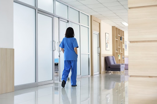 病院の廊下を歩く医療従事者